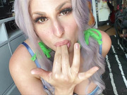 Bailey Jay quick cumshot on the floor