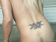 Buffed up man with massive prick pounds sexy tranny ass