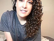 Chica trans recibe una paja de su novio con gran corrida