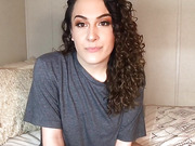 Chica trans recibe una paja de su novio con gran corrida