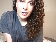 Chica trans recibe una paja de su novio con gran corrida