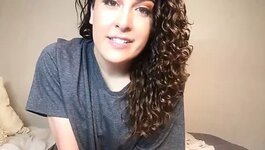 Chica trans recibe una paja de su novio con gran corrida